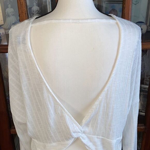 🔥3/$20🔥 Forever 21 lightweight sweater with back cutout size S - Picture 6 of 11